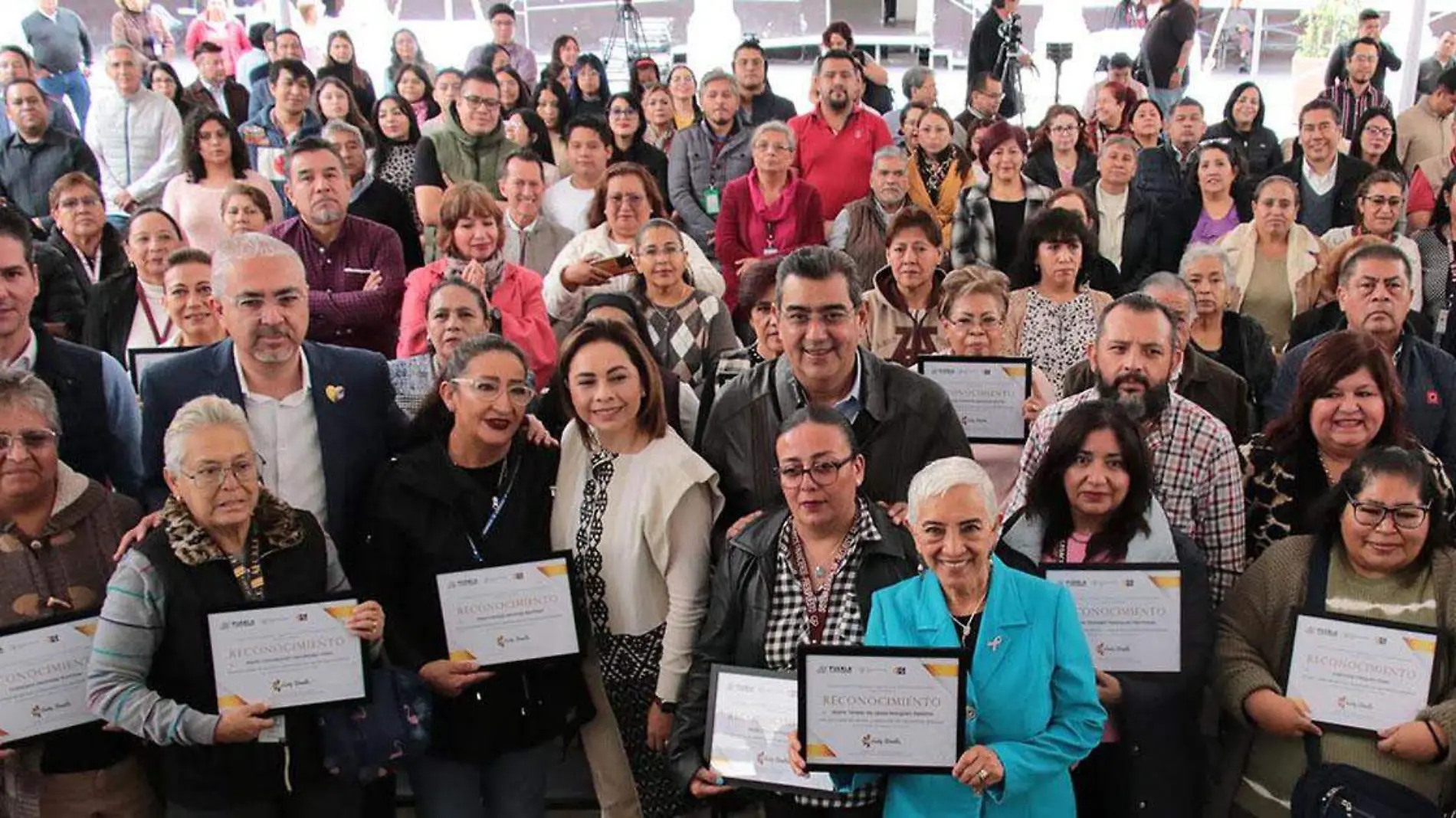 El gobernador Sergio Salomón Céspedes Peregrina y la presidenta del patronato del Sistema Estatal DIF (SEDIF), Gabriela Bonilla Parada